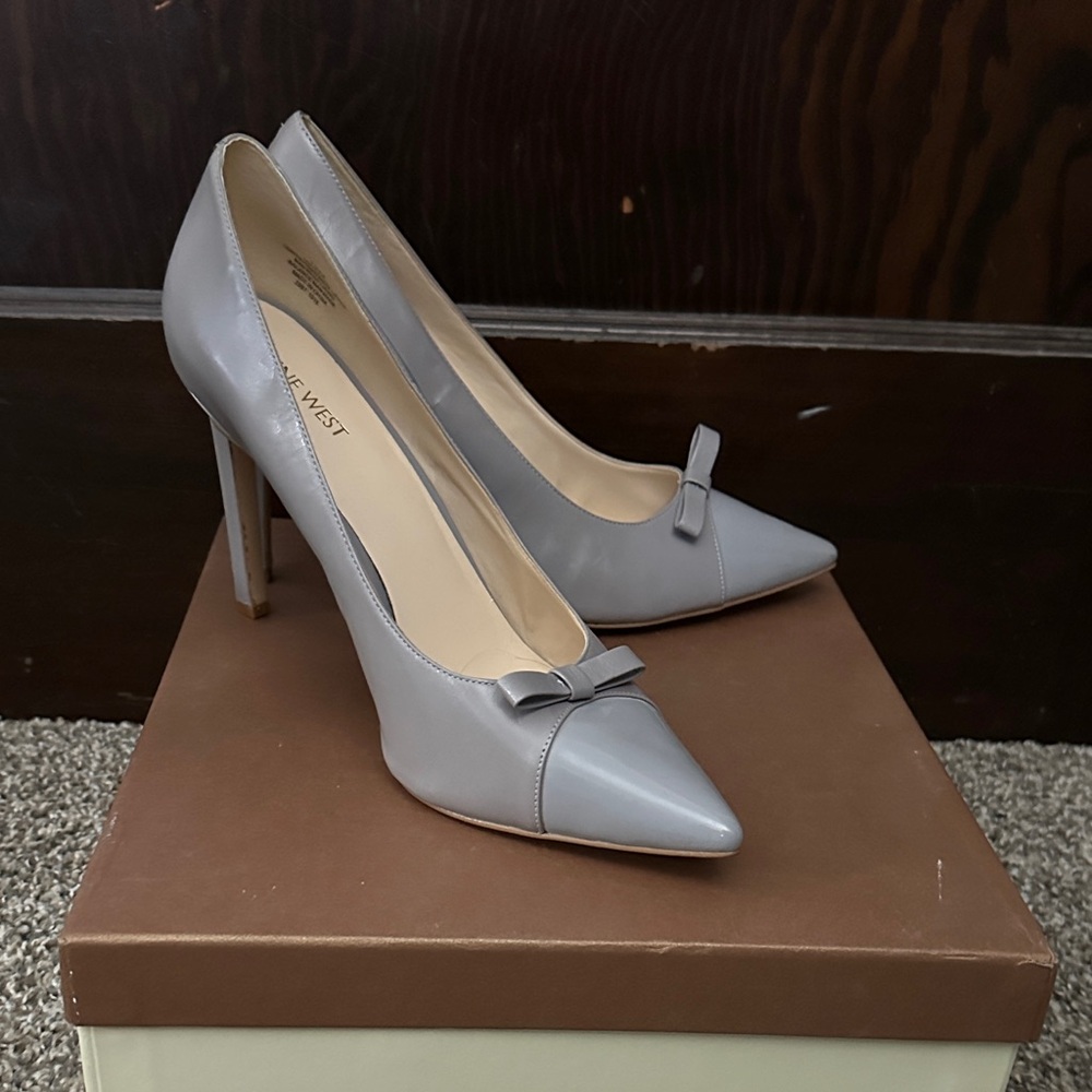 Nine West Light Gray Heels with Bow Accent